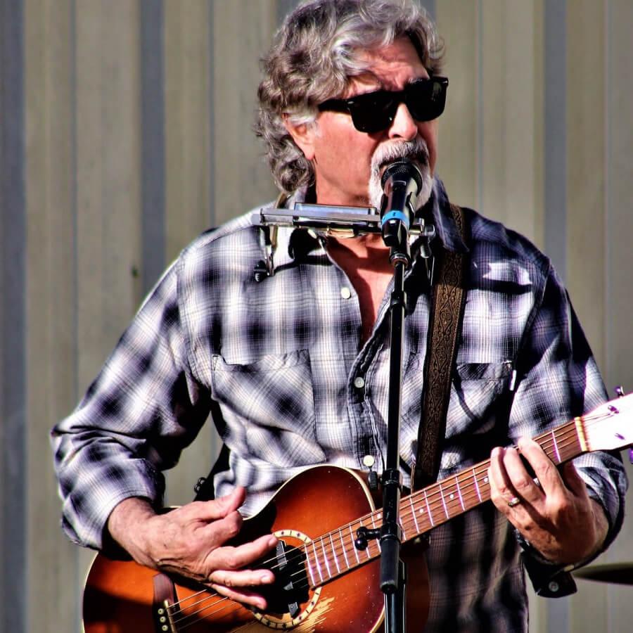 Robert J performing photo credit: https://www.robertj.com/
